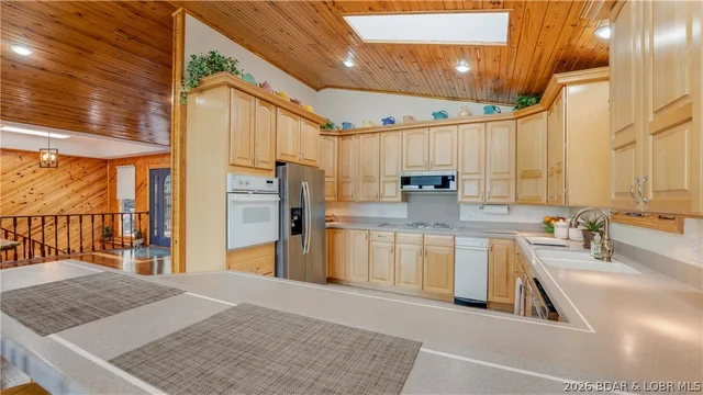 Primary bedroom — 169 Triple K Ranch Road Sunrise Beach Missouri real estate