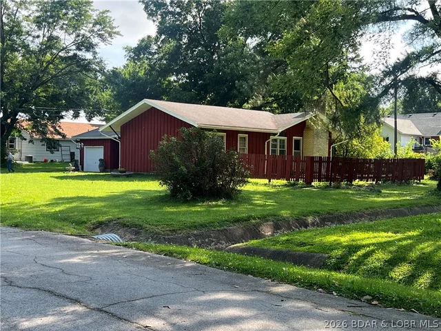 Front exterior — 302 S Ross St Versailles Missouri real estate