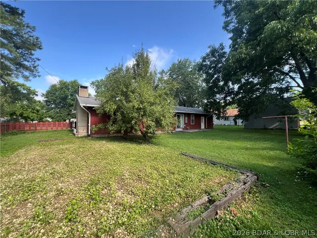 Primary bedroom — 302 S Ross St Versailles Missouri real estate