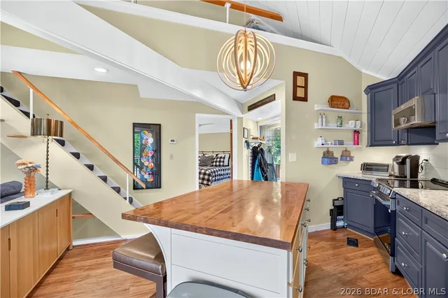 Primary bedroom — 222 Tree Loft Drive Four Seasons Missouri real estate