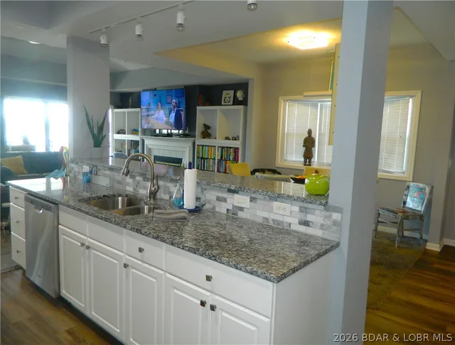 Primary bedroom — 372 W Palisades Condo Drive Lake Ozark Missouri real estate