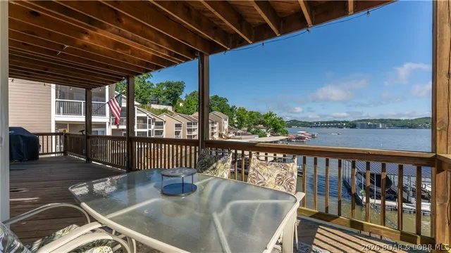 Living room — 305 Thornsberry Road Lake Ozark Missouri real estate