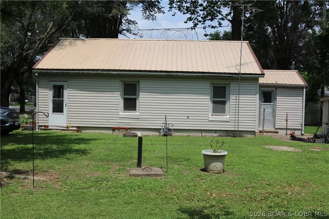 Primary bedroom — 516 S Burke Street Versailles Missouri real estate