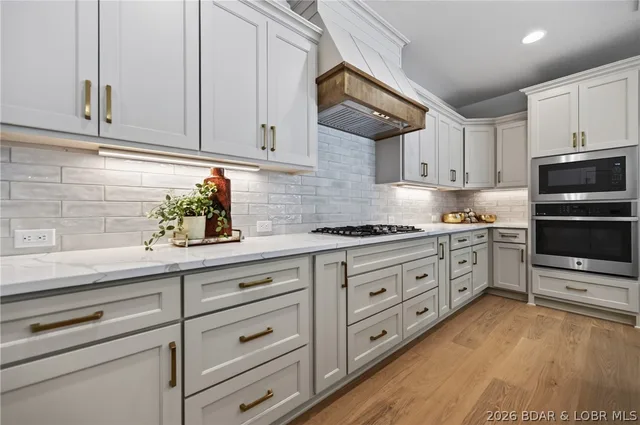 Primary bedroom — 1340 Champion Drive Porto Cima Missouri real estate
