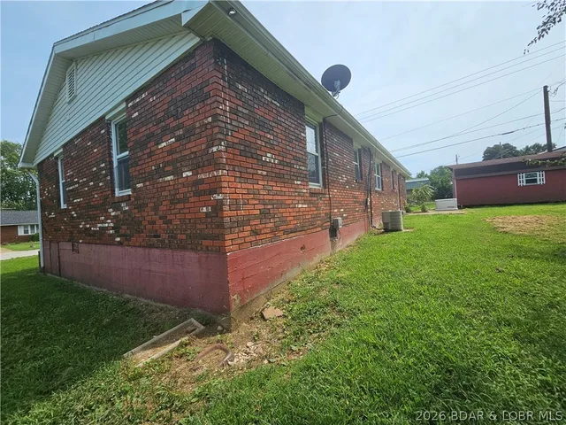 Front exterior — 611 Oak Street Eldon Missouri real estate