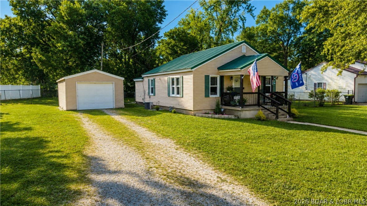 424 Missouri Avenue, Versailles MO