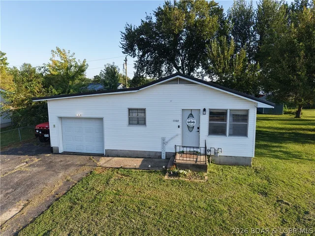 1102 Clay Street, Versailles MO