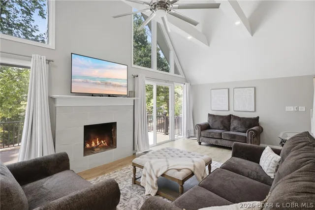 Living room — 24 Joyce's Point Four Seasons Missouri real estate