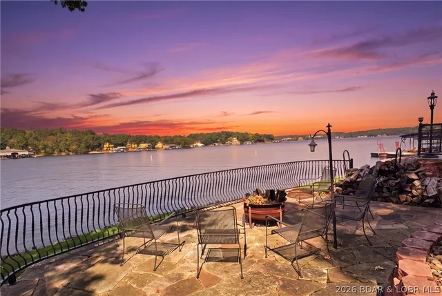 Living room — 69 Joyce's Point Four Seasons Missouri real estate