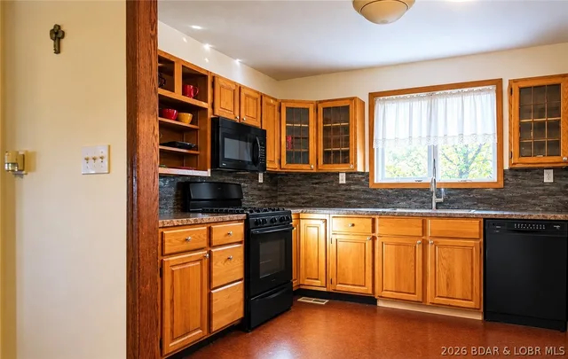 Kitchen — 5851 Chapel Bluff Macks Creek Missouri real estate