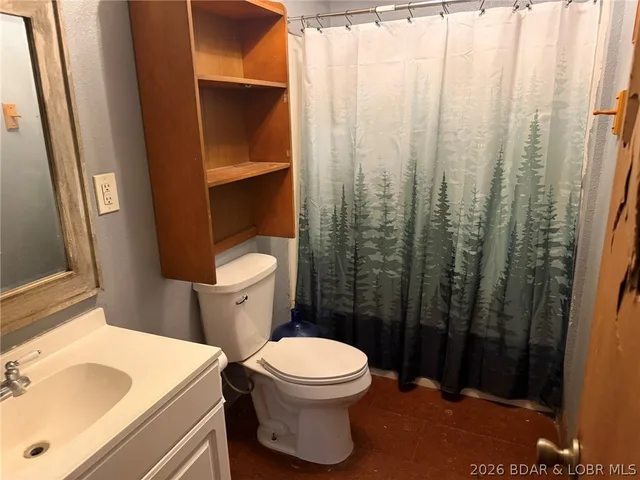 Primary bedroom — 5851 Chapel Bluff Macks Creek Missouri real estate