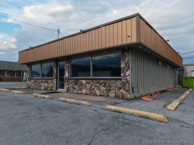 Primary bedroom — 603 South Highway 5 Versailles Missouri real estate