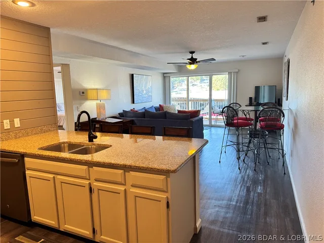 Primary bedroom — 1481 Ledges Osage Beach Missouri real estate