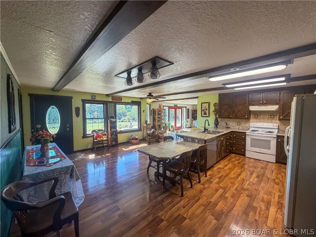 Kitchen — 14077 Hwy D Versailles Missouri real estate