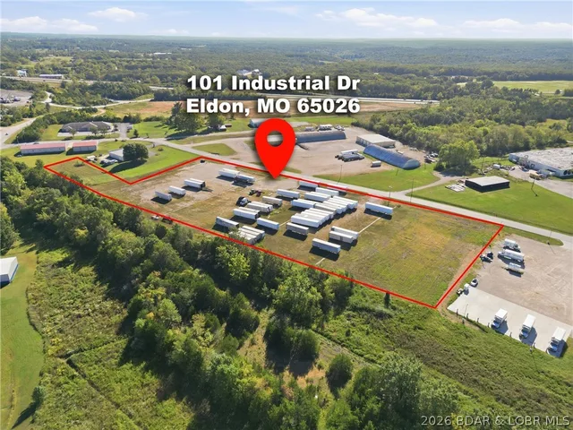 Primary bedroom — 101 Industrial Park Drive Eldon Missouri real estate