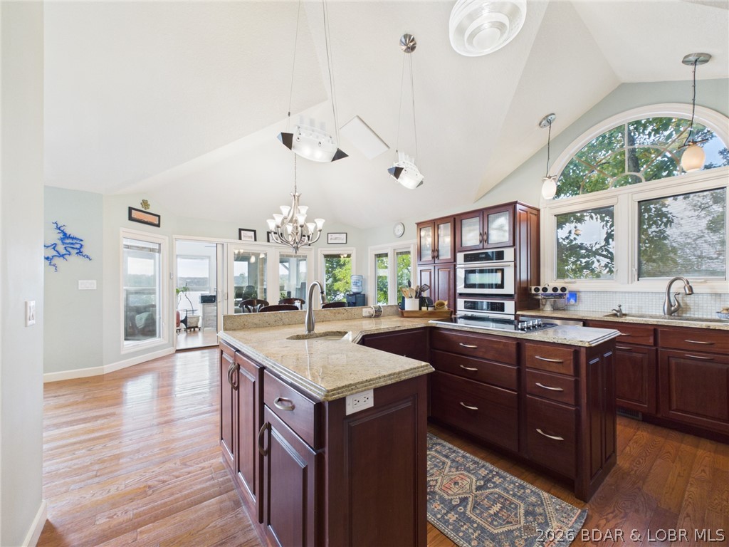 Primary bedroom — 576 Palisades Drive Four Seasons Missouri real estate