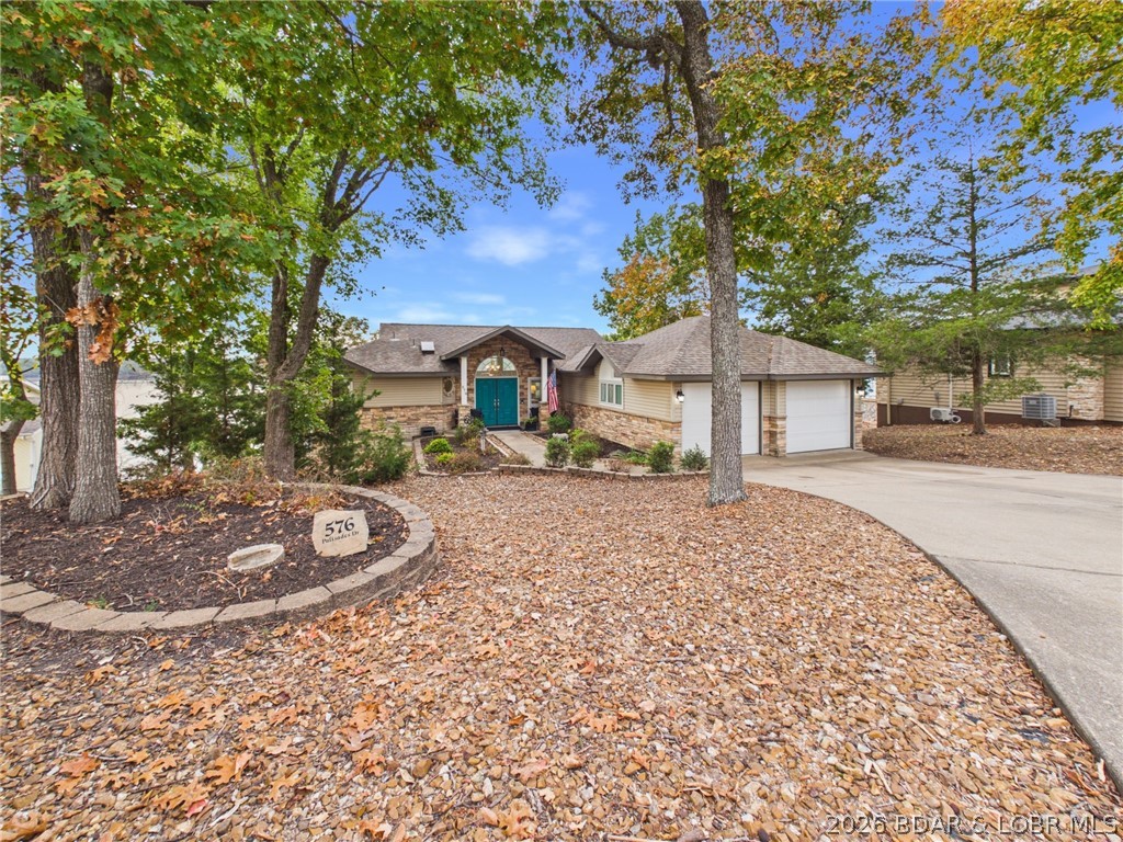 Garage — 576 Palisades Drive Four Seasons Missouri real estate