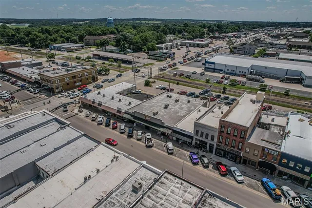 Front exterior — 104 W Commercial Street Lebanon Missouri real estate