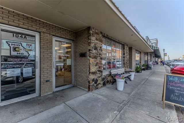 Kitchen — 104 W Commercial Street Lebanon Missouri real estate
