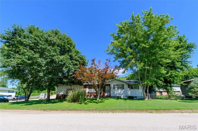Primary bedroom — 1201 Hull Valley Drive Waynesville Missouri real estate