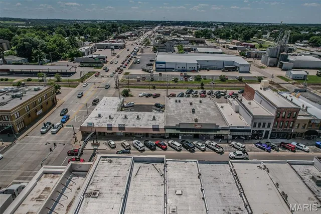 Front exterior — 112 W Commercial Street Lebanon Missouri real estate