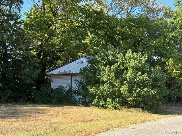 Front exterior — 105/107 Lombar St Iberia Missouri real estate
