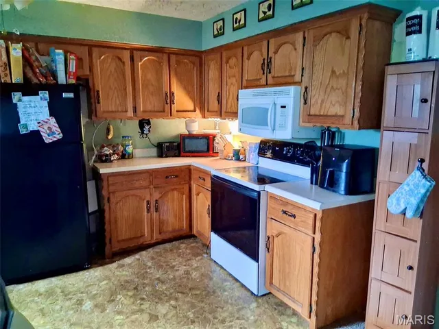 Primary bedroom — 20605 Highway 28 Dixon Missouri real estate