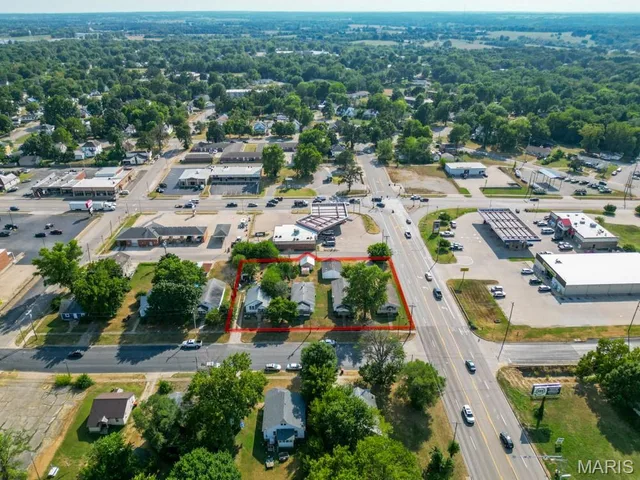 Primary bedroom — 685 671 661 653 N Adams Avenue Lebanon Missouri real estate