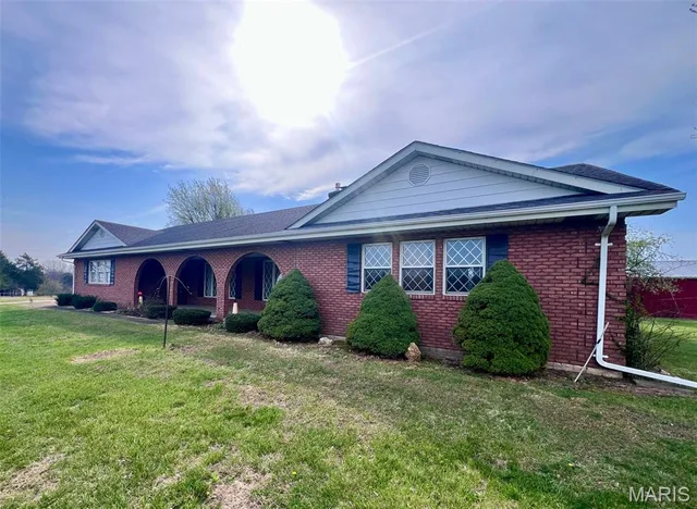 Living room — 1976 Highway 28 Owensville Missouri real estate