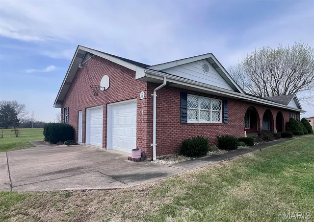 Primary bedroom — 1976 Highway 28 Owensville Missouri real estate