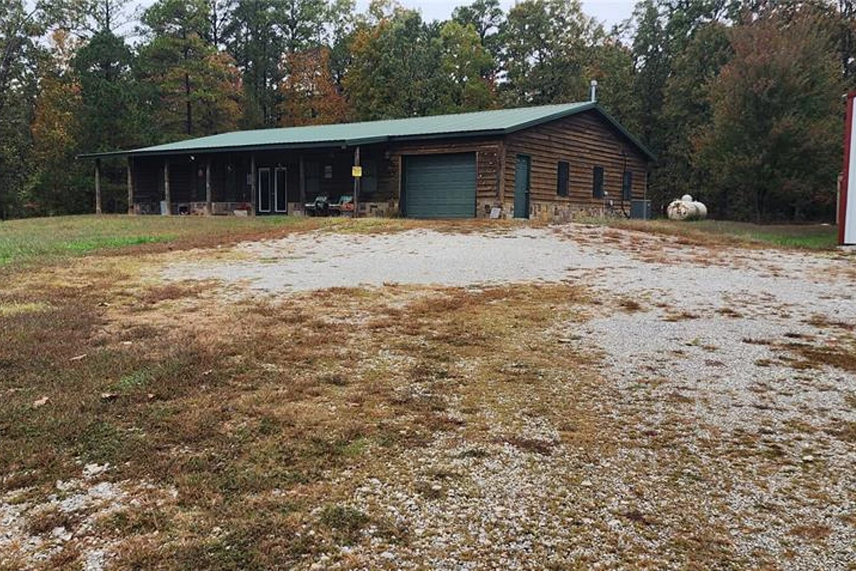 18755 Dixon Road Licking Missouri 3 bedroom 2 bathroom home for sale listed at $240,000