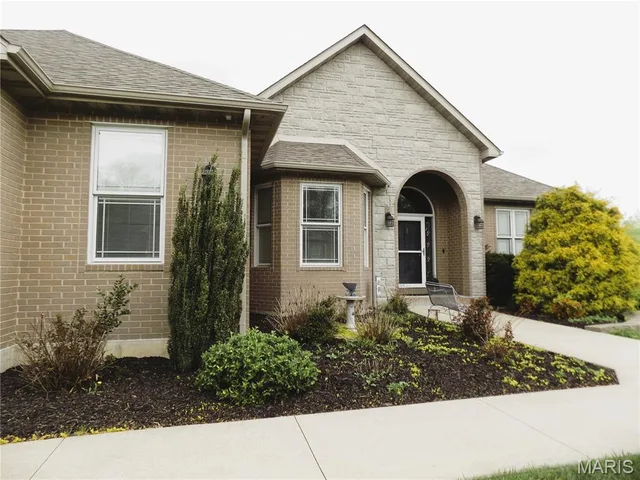 Front exterior — 1011 Carriage Lane Rolla Missouri real estate