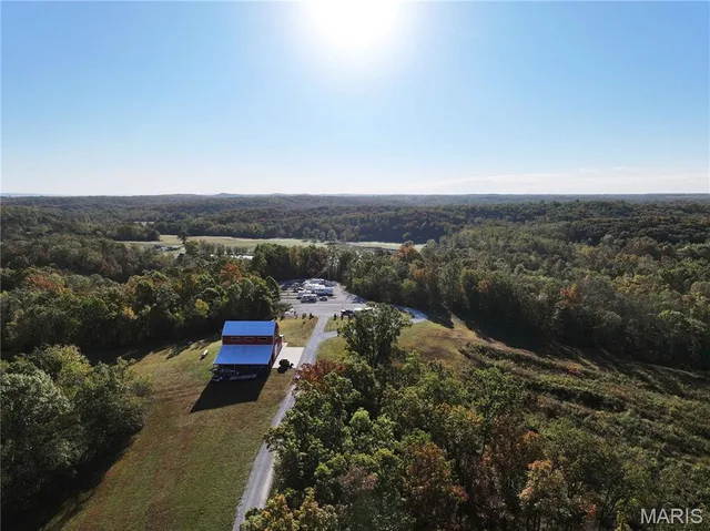 Primary bedroom — 555 Morning Star Circle Perryville Missouri real estate