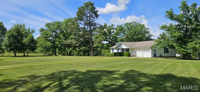 Living room — 205 County Road 6550 Salem Missouri real estate