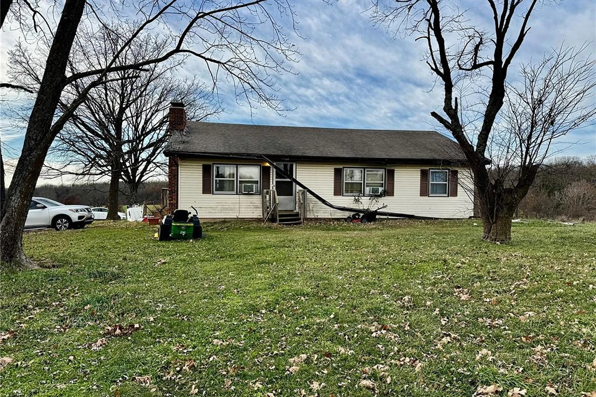 36911 Highway Bb Lebanon Missouri 3 bedroom 2 bathroom home for sale listed at $149,900