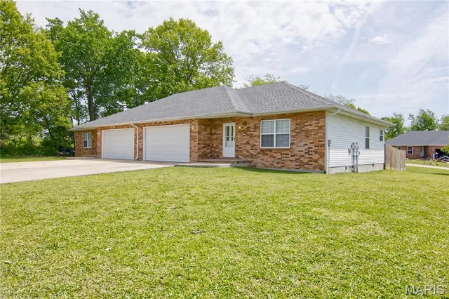 Front exterior — 1800 & 1806 Jaden Drive Lebanon Missouri real estate