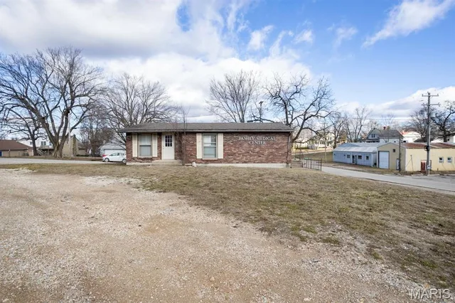Front exterior — 306 Locust Dixon Missouri real estate