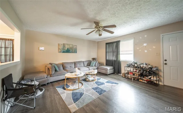 Living room — 24010 Turtle Lane St Robert Missouri real estate