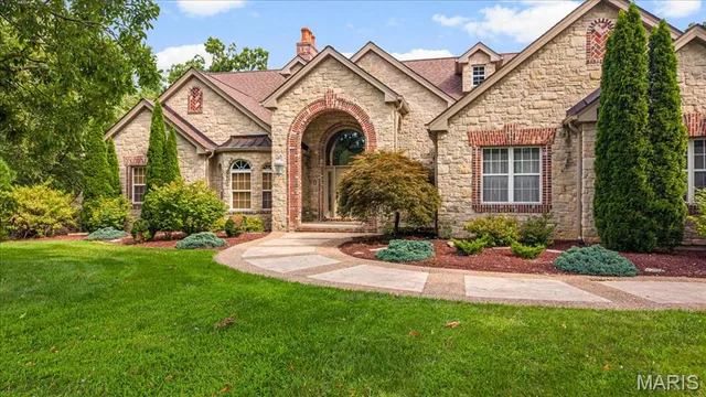 Living room — 1252 Pinehurst Club Court O'Fallon Missouri real estate