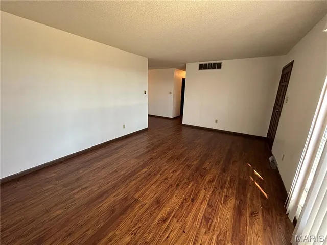 Living room — 314 County Road 212 Linn Missouri real estate