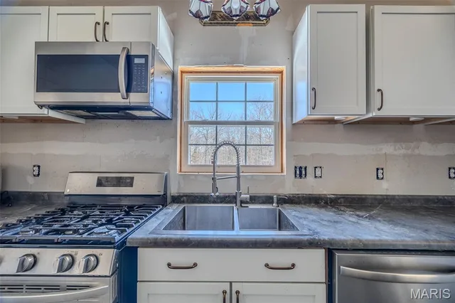 Kitchen — 19280 Highway 17 Waynesville Missouri real estate