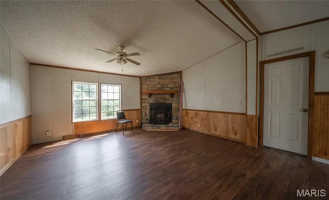 Living room — 16500 Buttercup Road Crocker Missouri real estate