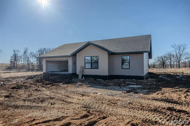 Living room — 2051 Kay Avenue Lebanon Missouri real estate