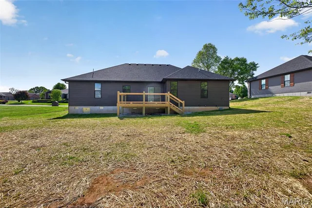 Primary bedroom — 2228 Cherry Blossom Circle Lebanon Missouri real estate