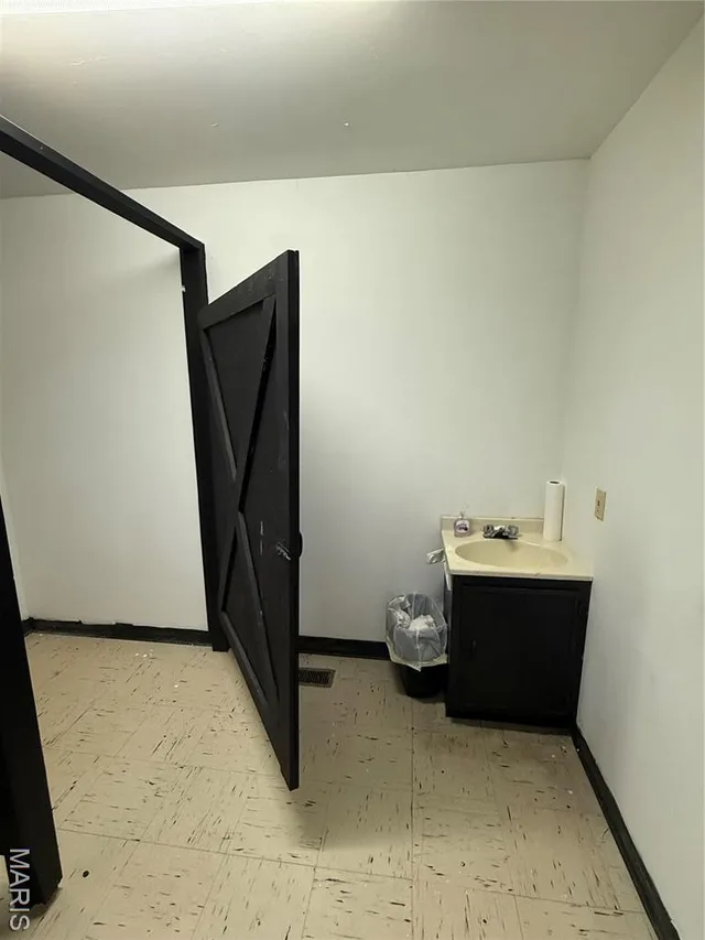 Primary bedroom — 12037 Highway 32 Roby Missouri real estate