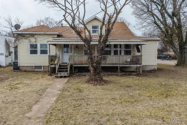 Front exterior — 588 Locust Street Lebanon Missouri real estate