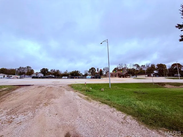 Primary bedroom — 820 S Sam Houston Boulevard Houston Missouri real estate