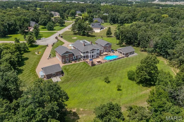 Primary bedroom — 345 Coach Road Lebanon Missouri real estate