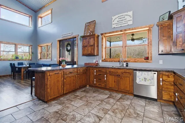 Primary bedroom — 8593 Hwy 17 Bucyrus Missouri real estate