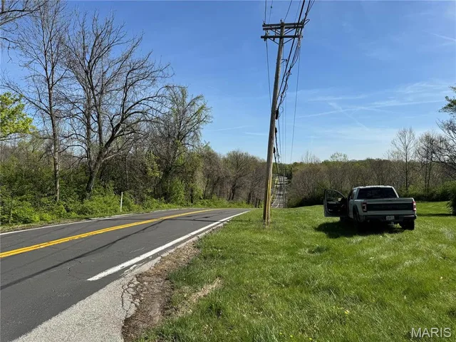 Living room — 6.89 +/- Ac Dunn Road Hazelwood Missouri real estate